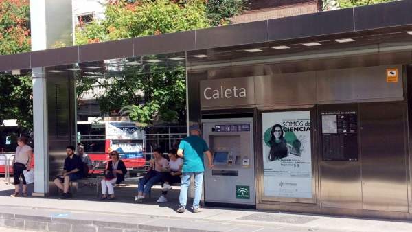 Marquesina del metro de Granada en campaña de divulgación de la ciencia Marquesina del metro de Granada en campaña de divulgación de la ciencia