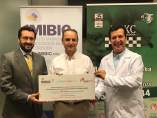 Ruano (centro), entrega el cheque a Granados y Castaño