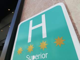 El cartel de un hotel de cuatro estrellas