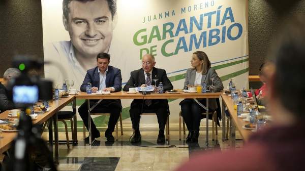 Amat, junto a García y Sánchez en un desayuno informativo de inicio de campaña Amat, junto a García y Sánchez en un desayuno informativo de inicio de campaña