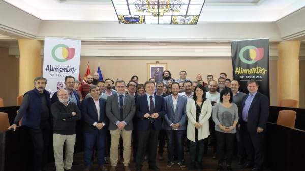 Los asistentes a la Asamblea con el nuevo logo de Alimentos de Segovia 15-11-18 Los asistentes a la Asamblea con el nuevo logo de Alimentos de Segovia 15-11-18