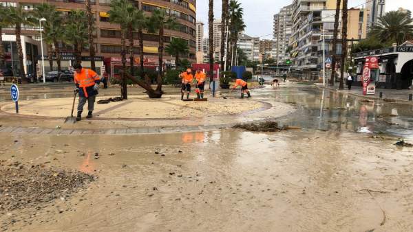 Operarios retiran barro de la Cala de Finestrat Operarios retiran barro de la Cala de Finestrat