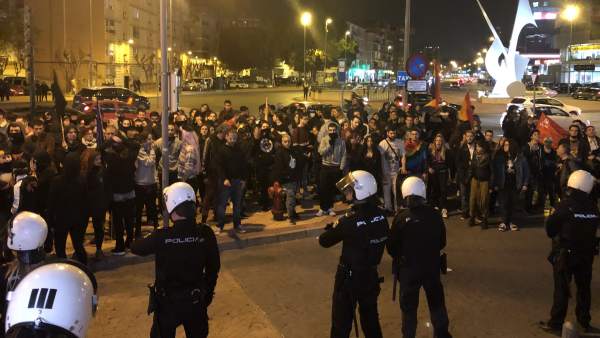 Manifestantes a las puertas del hotel donde se celebra un acto de VOX Manifestantes a las puertas del hotel donde se celebra un acto de VOX