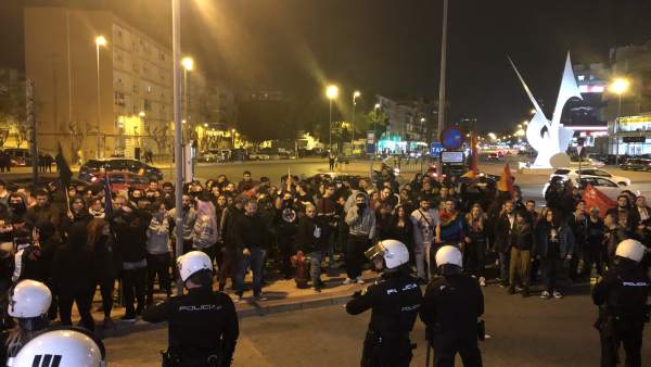 Manifestantes a las puertas del hotel donde se celebra un acto de VOX Manifestantes a las puertas del hotel donde se celebra un acto de VOX