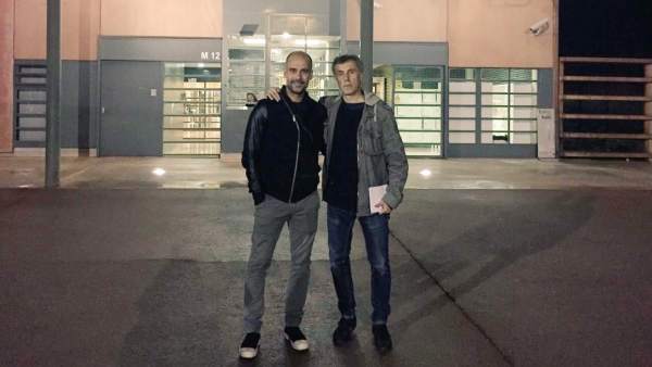 Pep Guasrdiola y Jordi Cuixart, en la puerta de la prisión de Lledoners. Pep Guasrdiola y Jordi Cuixart, en la puerta de la prisión de Lledoners.