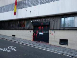 Ataque con pintura de Arran contra la comisaría de la Policía Nacional de Terrassa.