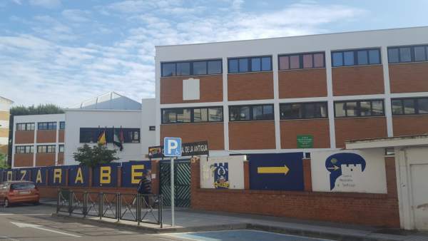 Imagen de la fachada del Colegio de Nuestra Señora de La Antigua en Mérida Imagen de la fachada del Colegio de Nuestra Señora de La Antigua en Mérida