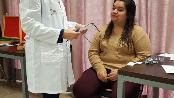 Óptica Haciendo Gafas A Una Clienta Óptica Haciendo Gafas A Una Clienta