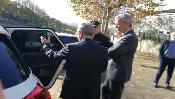 Alfonso Rueda y Luis Menor entregan cuatro coches a la Policía Autonómica Alfonso Rueda y Luis Menor entregan cuatro coches a la Policía Autonómica