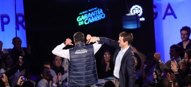 El chaleco de Juanma Moreno, candidato del PP de Andalucía