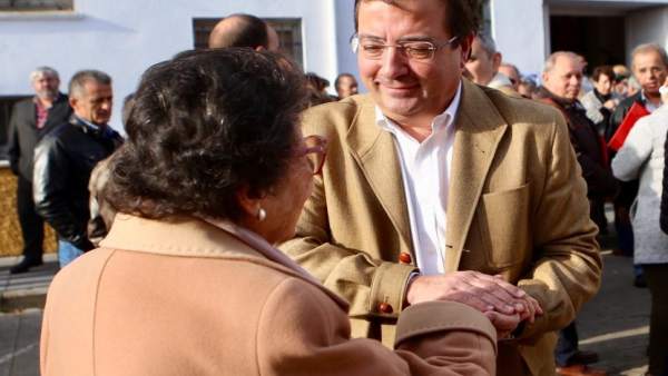 Vara saluda a una mujer en Valencia de Alcántara Vara saluda a una mujer en Valencia de Alcántara