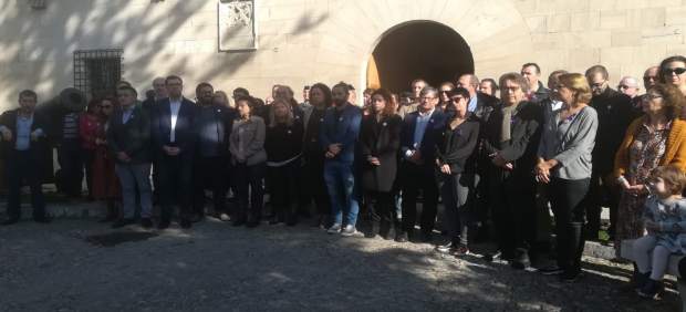 Más de medio centenar de personas asisten al minuto de silencio institucional en el Consolat por ...