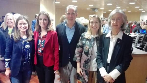 Andrea Levy junto a Ana Pastor y otros cargos del PP de Pontevedra Andrea Levy junto a Ana Pastor y otros cargos del PP de Pontevedra