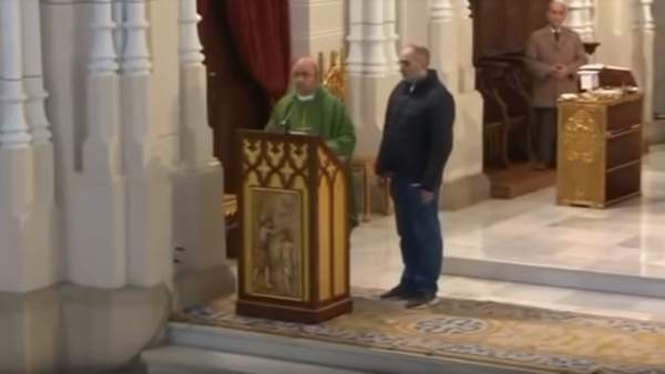 Se cuela en la misa de Trece Se cuela en la misa de Trece
