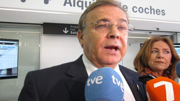 El consejero Patricio Valverde en un contacto con los medios El consejero Patricio Valverde en un contacto con los medios
