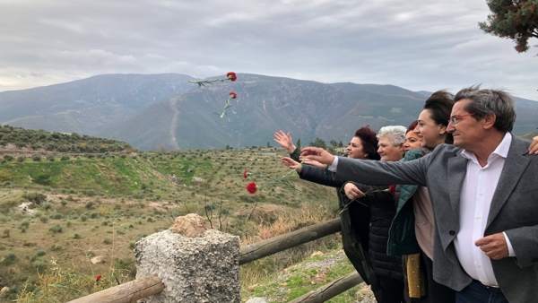 Socialistas lanzan rosas rojas Socialistas lanzan rosas rojas