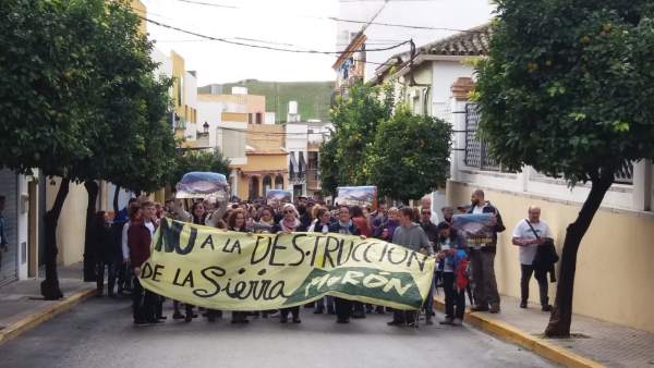 Manifestación en Morón contra la reapertura de dos canteras en la sierra Manifestación en Morón contra la reapertura de dos canteras en la sierra