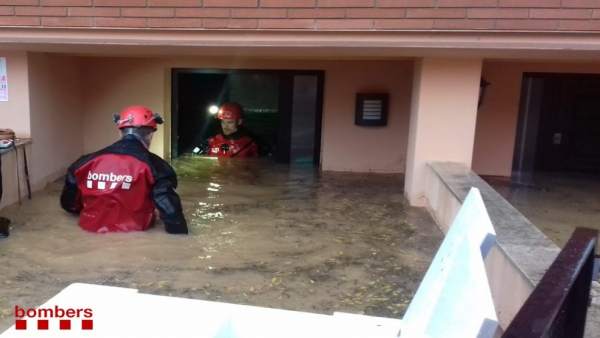 Los Bombers de la Generalitat han evacuado 21 personas de viviendas Los Bombers de la Generalitat han evacuado 21 personas de viviendas