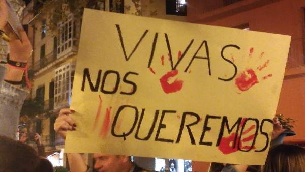 Pancarta en la concentración por la mujer apuñalada en Palma Pancarta en la concentración por la mujer apuñalada en Palma