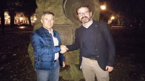 Antonio Golpe y Ángel Mato, del PSOE de Ferrol, escenifican su acuerdo Antonio Golpe y Ángel Mato, del PSOE de Ferrol, escenifican su acuerdo