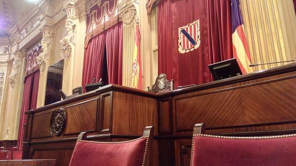 La mesa del Parlament en la sala de plenos La mesa del Parlament en la sala de plenos
