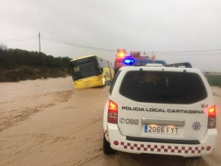 Autobús escolar atrapado en un torrente