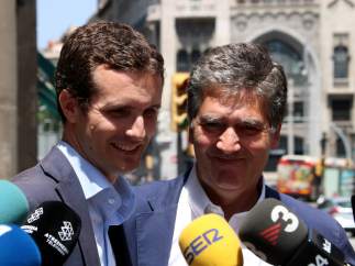 El candidato a la presidencia del PP, Pablo Casado junto al portavoz del PP al Senado, Ignacio Cosidó.