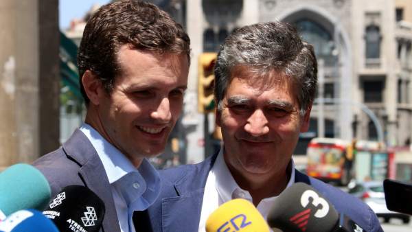 El candidato a la presidencia del PP, Pablo Casado junto al portavoz del PP al Senado, Ignacio Cosidó. El candidato a la presidencia del PP, Pablo Casado junto al portavoz del PP al Senado, Ignacio Cosidó.