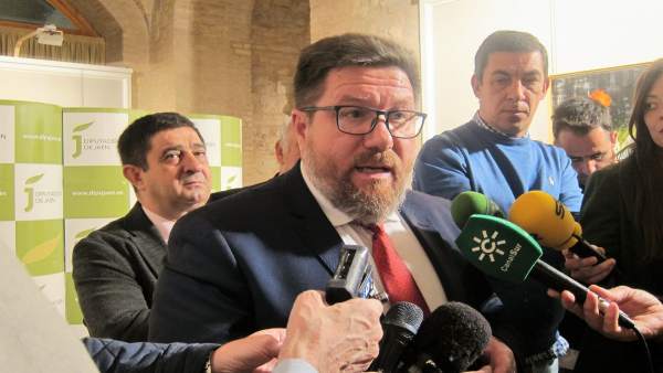 El consejero de Agricultura, Rodrigo Sánchez Haro, atiende a los periodistas. El consejero de Agricultura, Rodrigo Sánchez Haro, atiende a los periodistas.