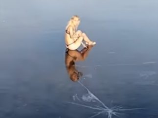 Mujer tirándose a un lago helado