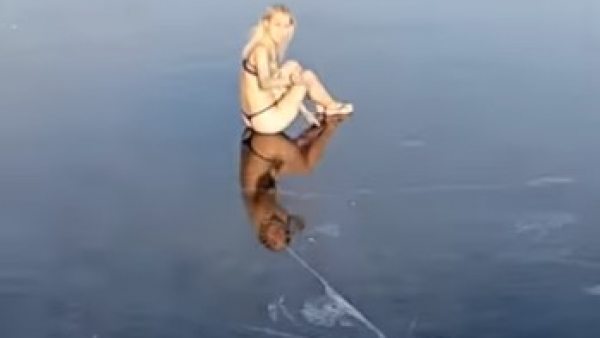 Mujer tirándose a un lago helado Mujer tirándose a un lago helado