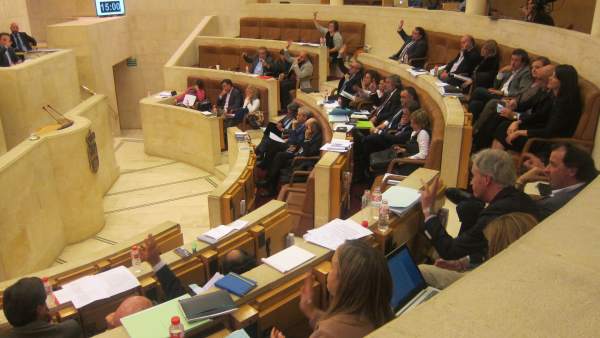 El Pleno del Parlamento aprueba por unanimidad la Ley que recupera el CES El Pleno del Parlamento aprueba por unanimidad la Ley que recupera el CES