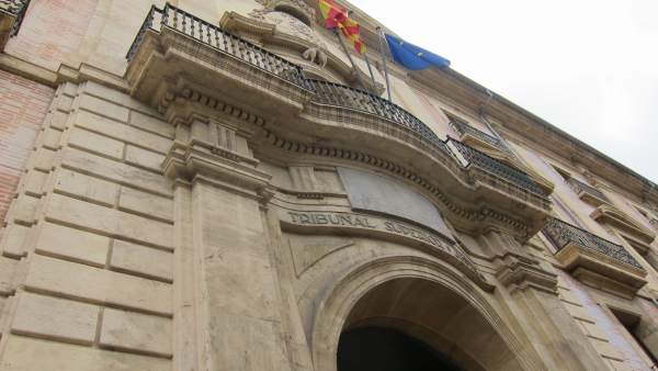 El TSJCV dóna la raó a la Generalitat i rebutja el recurs de la Católica contra la beques d'excel·lència i Erasmus El TSJCV dóna la raó a la Generalitat i rebutja el recurs de la Católica contra la beques d'excel·lència i Erasmus