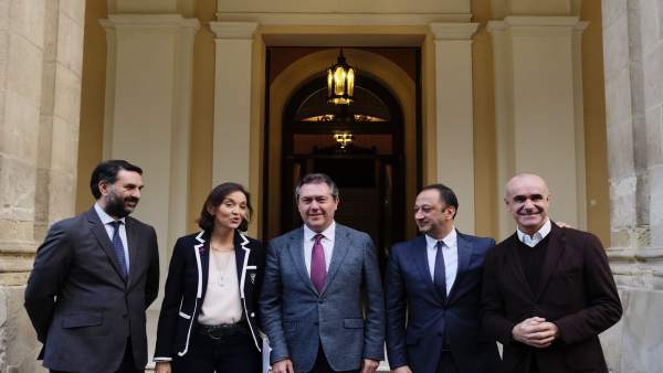 Espadas, Fernández y la ministra antes de la reunión. Espadas, Fernández y la ministra antes de la reunión.