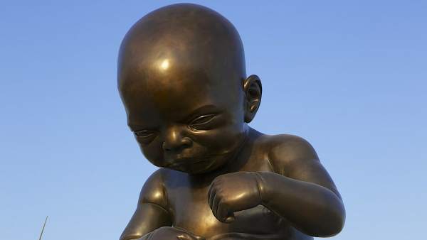Imagen de la escultura de un bebé desnudo en Qatar Imagen de la escultura de un bebé desnudo en Qatar