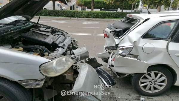Colisión entre tres vehículos en Ronda del Tamarguillo Colisión entre tres vehículos en Ronda del Tamarguillo