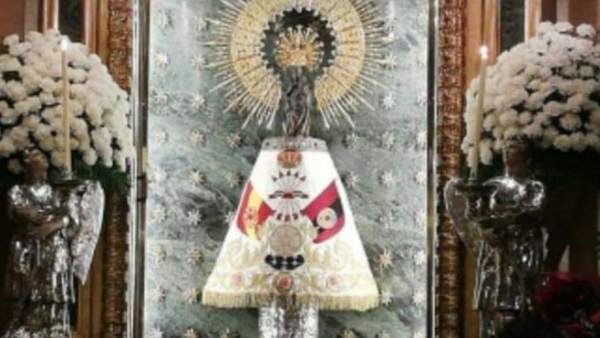 Bandera de Falange en la Virgen del Pilar Bandera de Falange en la Virgen del Pilar
