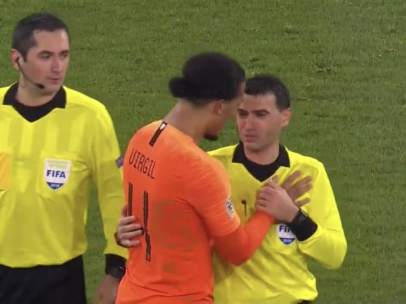 Van Dijk y el árbitro