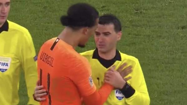 Van Dijk y el árbitro Van Dijk y el árbitro