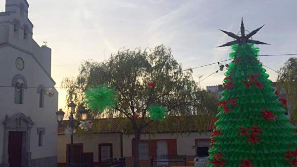 Entrin Bajo decora la Navidad con material reciclado Entrin Bajo decora la Navidad con material reciclado