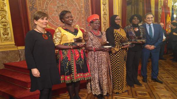 Barkos y el presidente de LaboralKutxa junto a las premiadas Barkos y el presidente de LaboralKutxa junto a las premiadas