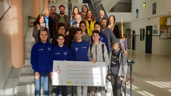 El delegado de la Junta en Cádiz, Juan Luis Belizón, entrega un reconocimiento El delegado de la Junta en Cádiz, Juan Luis Belizón, entrega un reconocimiento