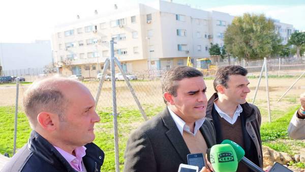Pepe Ortiz y Juancho Ortiz en el solar del albergue juvenil en Cádiz Pepe Ortiz y Juancho Ortiz en el solar del albergue juvenil en Cádiz