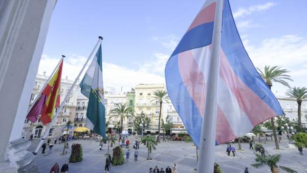 Bandera trans en el Ayuntamiento de Cádiz Bandera trans en el Ayuntamiento de Cádiz