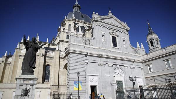 La Catedral de la Almudena de Madrid La Catedral de la Almudena de Madrid