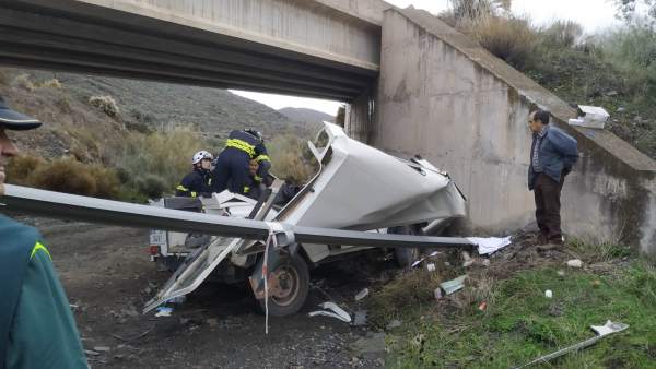 Bomberos rescatan a una agente de Medio Ambiente herida en un accidente Bomberos rescatan a una agente de Medio Ambiente herida en un accidente