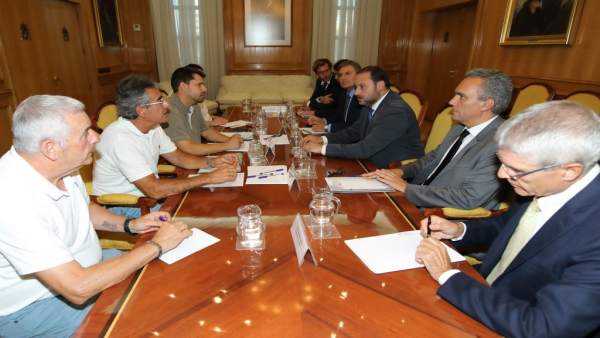 El ministro de Fomento, José Luis Ábalos, se reúne con las víctimas del Alvia El ministro de Fomento, José Luis Ábalos, se reúne con las víctimas del Alvia