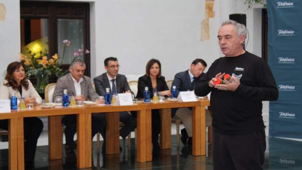 Adriá en el encuentro con empresarios, con Carnero y Ambrosio al fondo Adriá en el encuentro con empresarios, con Carnero y Ambrosio al fondo