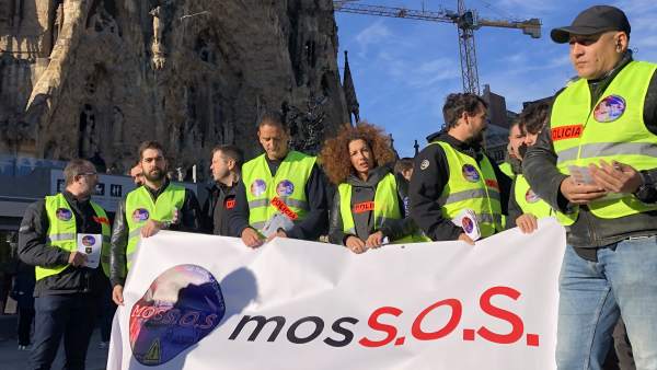 Mossos reparten folletos ante la Sagrada Familia por falta de agentes. Mossos reparten folletos ante la Sagrada Familia por falta de agentes.