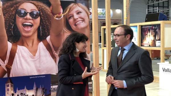 Ana Rednondo conversa con Víctor Alonso en el expositor de Valladolid en Intur Ana Rednondo conversa con Víctor Alonso en el expositor de Valladolid en Intur